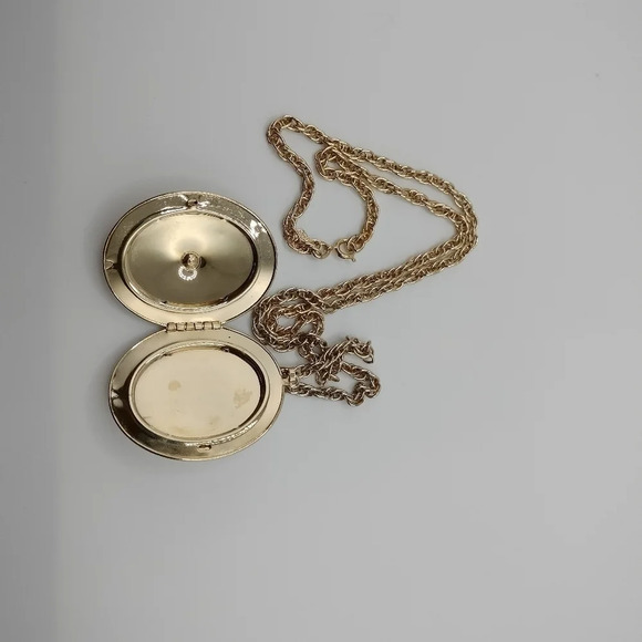 Sarah Coventry Goldtone Filigree Design Oval 2" Pendant 24" Necklace - Picture 5 of 6